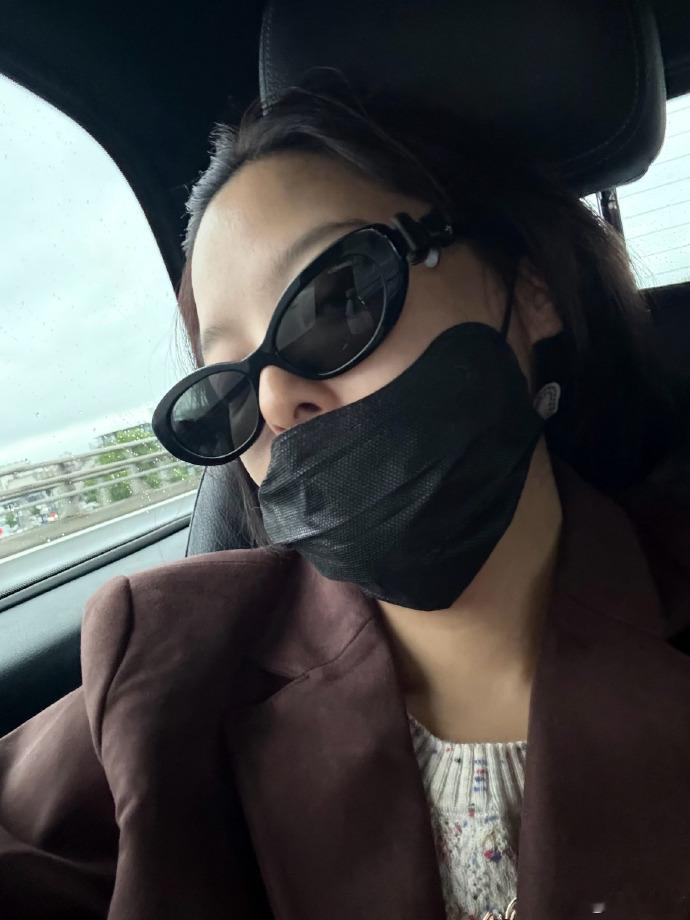 辛芷蕾靠窗照 辛芷蕾车内随拍从镜头里漫出来的慵懒与锐利，口罩墨镜都遮不住的明星相