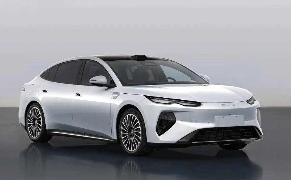 近日，我们从工信部获悉比亚迪海豹08申报信息，其定位中大型轿跑，搭载闪充、第二代