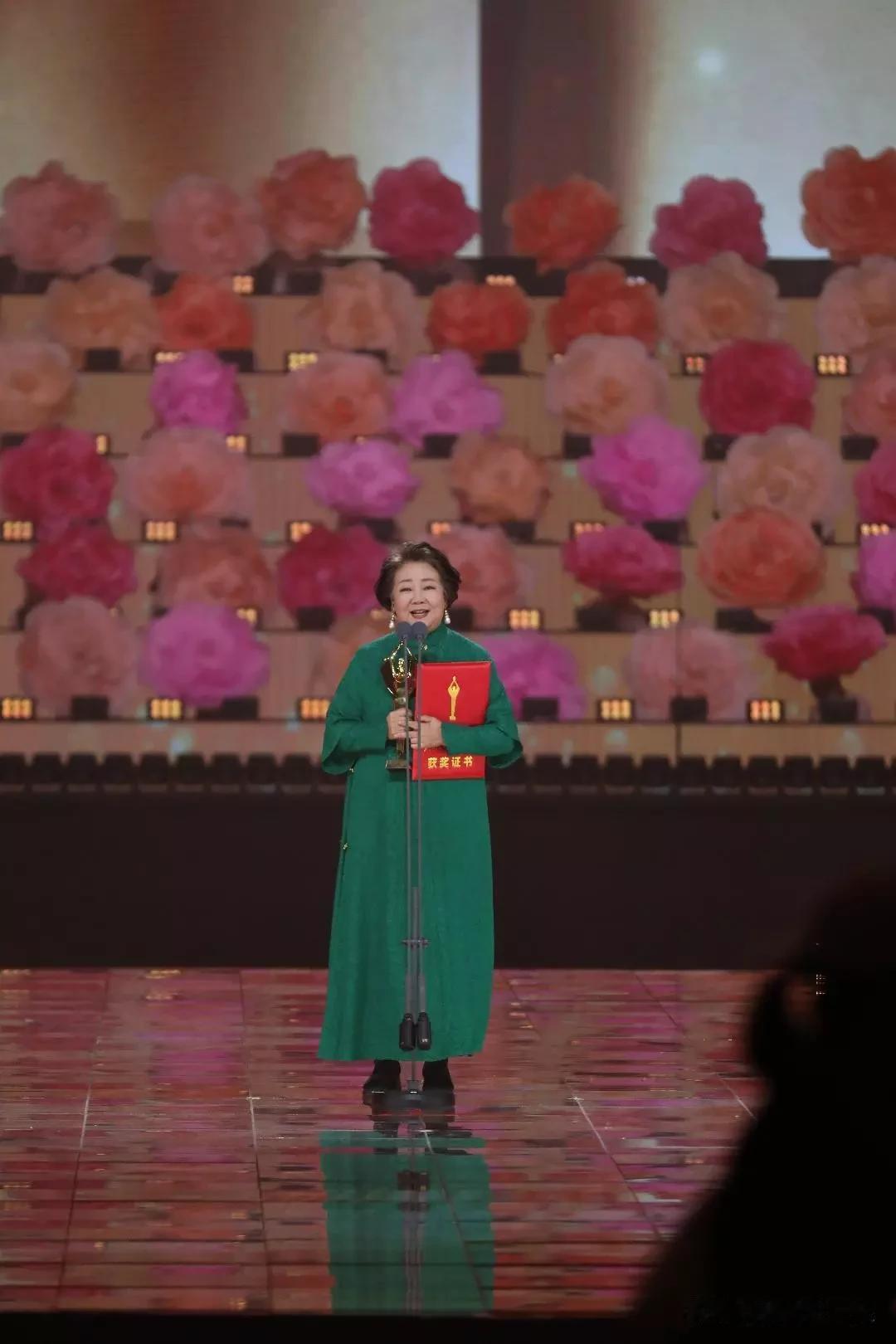 8月10日，第38届大众电影百花奖颁奖，萨日娜凭《抓娃娃》里的奶奶角色获最佳女配