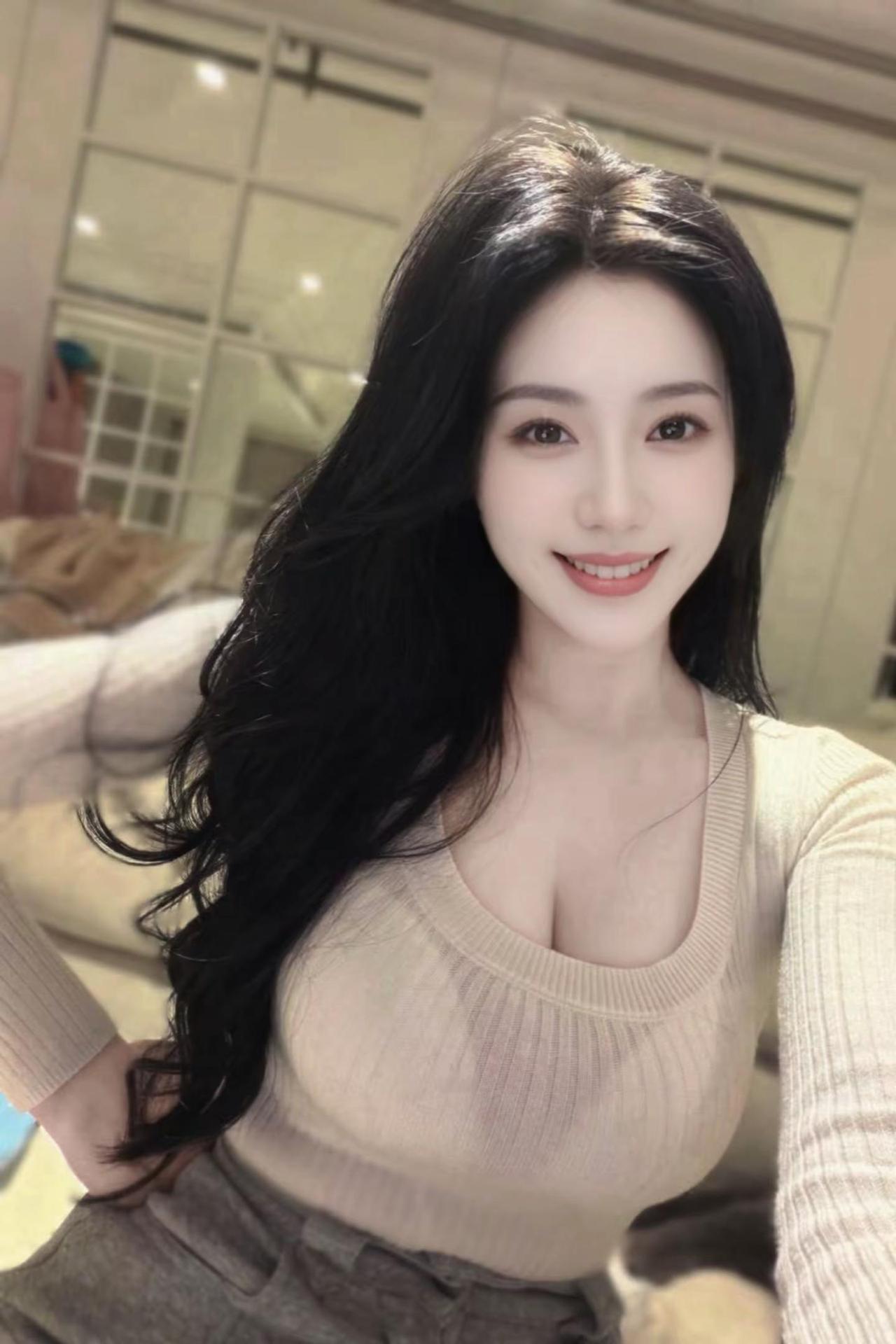 慢慢才懂得，女人这一生追求的幸福，从不是锦衣玉食、生活无忧。而是能遇见一个满心偏