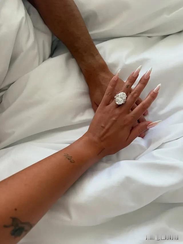 百万美元钻戒求婚，相恋9年C罗成功求婚乔治娜!

今天C罗的女朋友乔治娜在社媒上