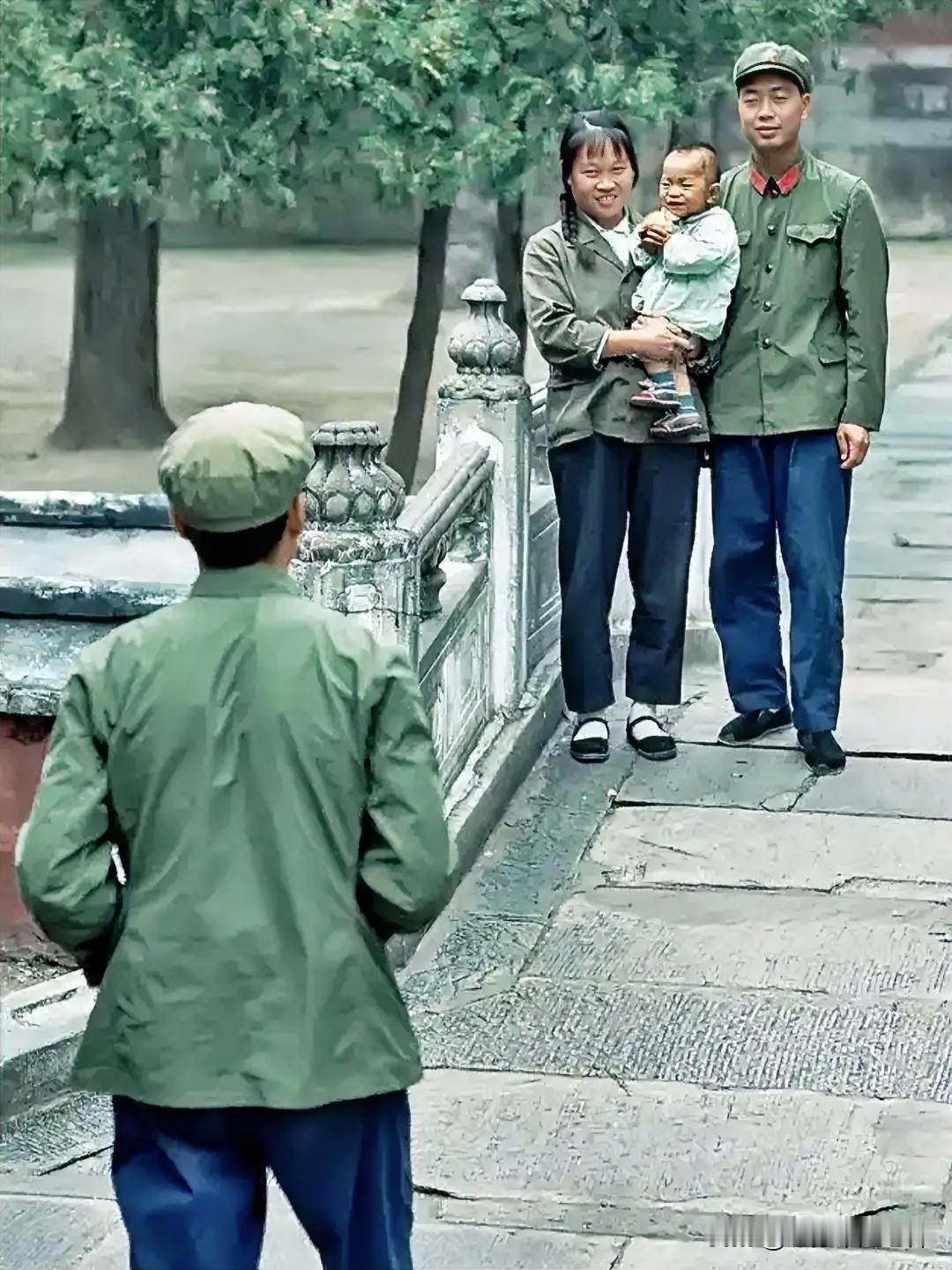 从着装上看，这张照片应该是六七十年代的老照片，颜色是运用现代修复技术添加上去的。