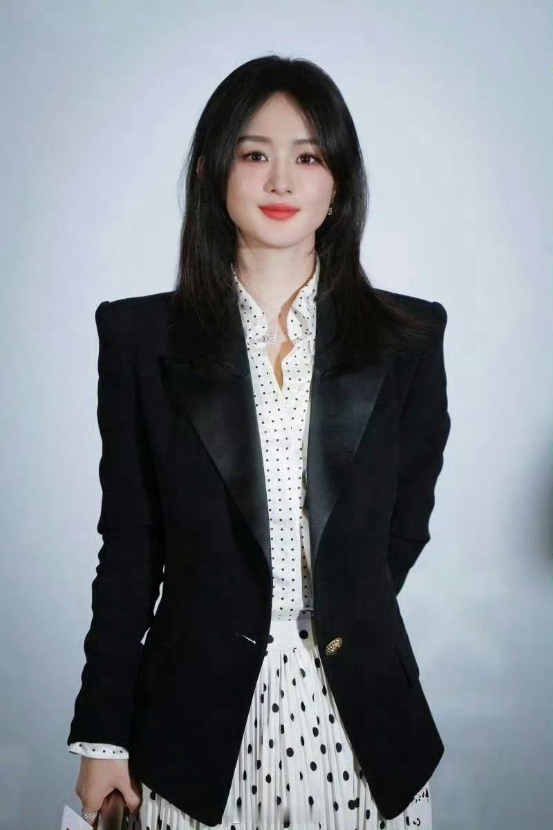赵丽颖的脚好像又浮肿了，难道…… ​ ​​​
