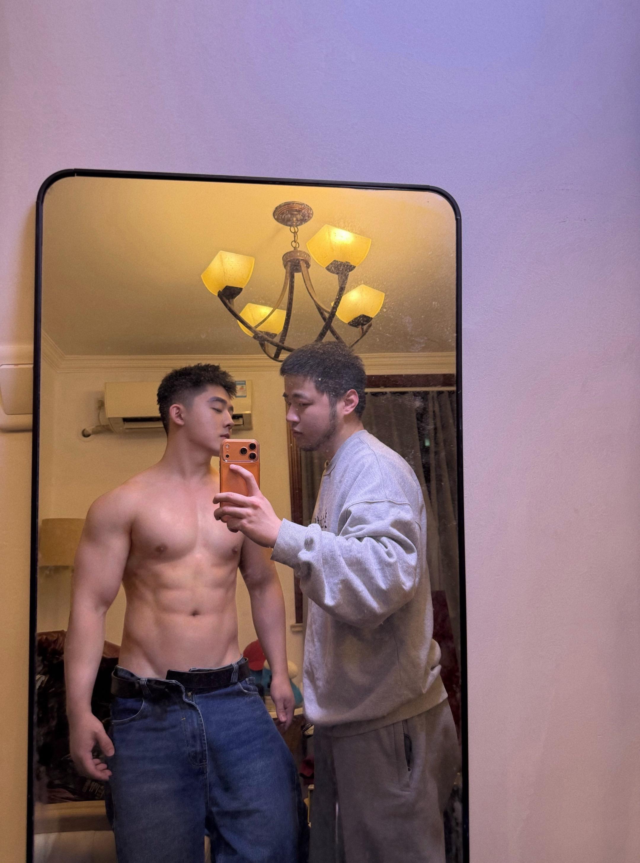 发个和沙雕的库存，卧蚕就是笑起来眯眼才有 我喜欢抬一个眉毛拍照，这样只...