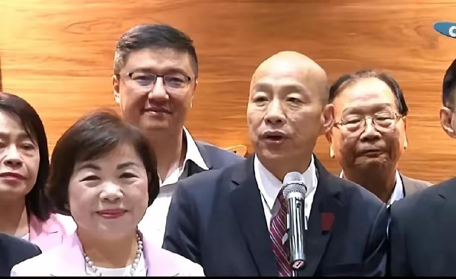 韩国瑜窜访美国返台，在桃园机场接受媒体记者采访妄称，美众议院有33位众议员接连不