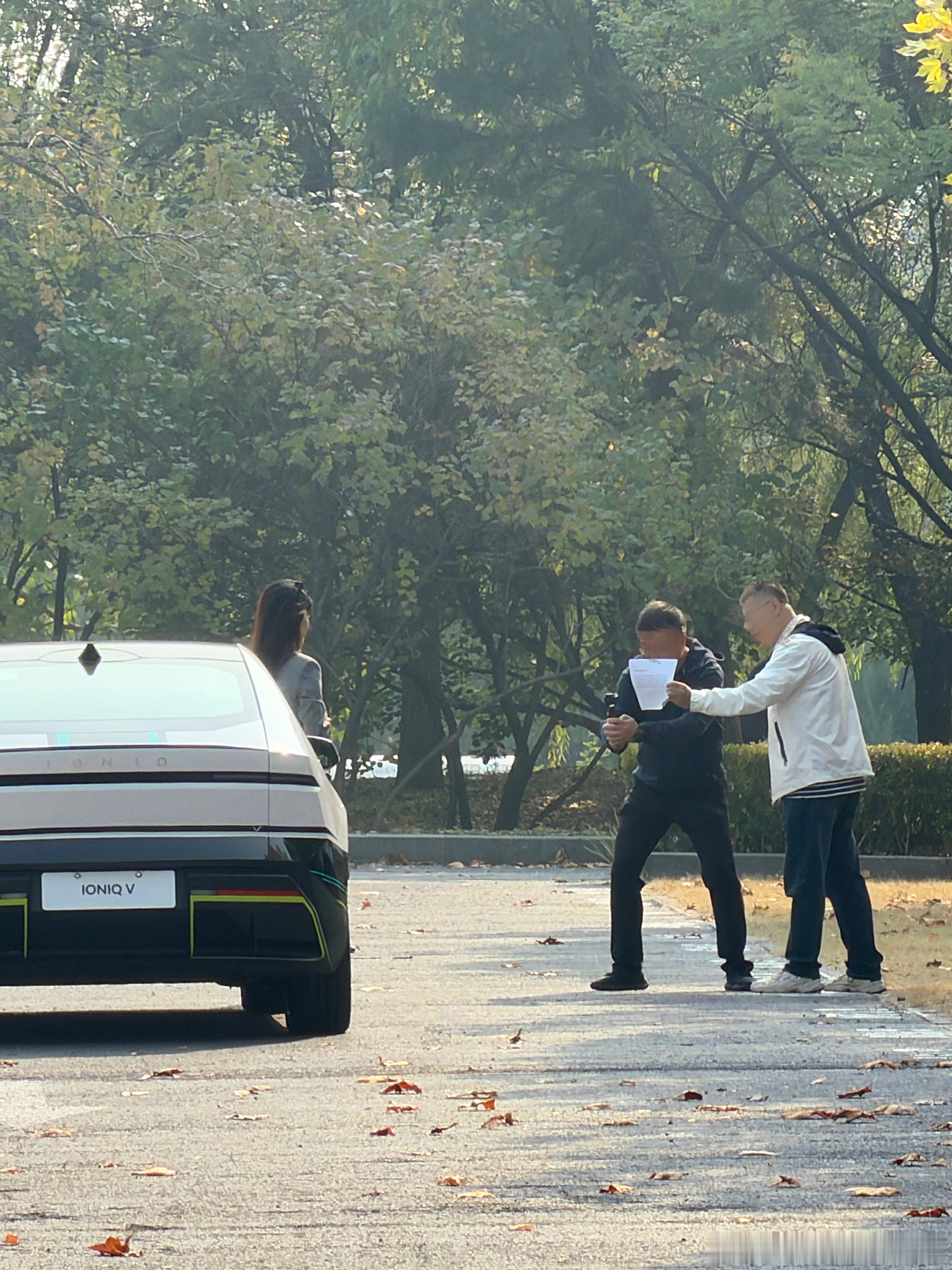 这拍摄不光挺考验摄像老师，对主持人老师的眼神也是一种考验，可以说是双重考验…车评