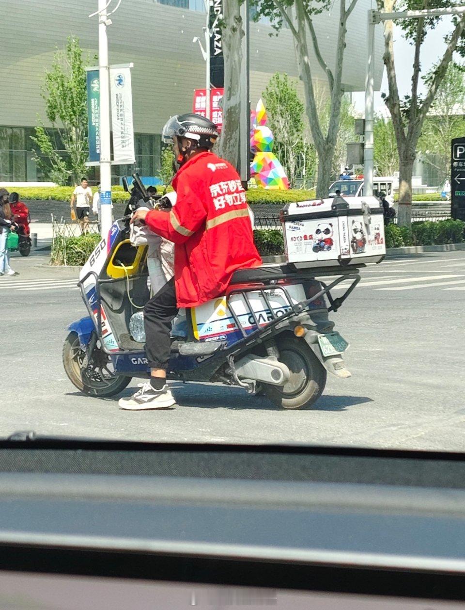 京东外卖 超时现在京东外卖超时严重，在街上能看到京东骑手的次数寥寥无几，单靠超时