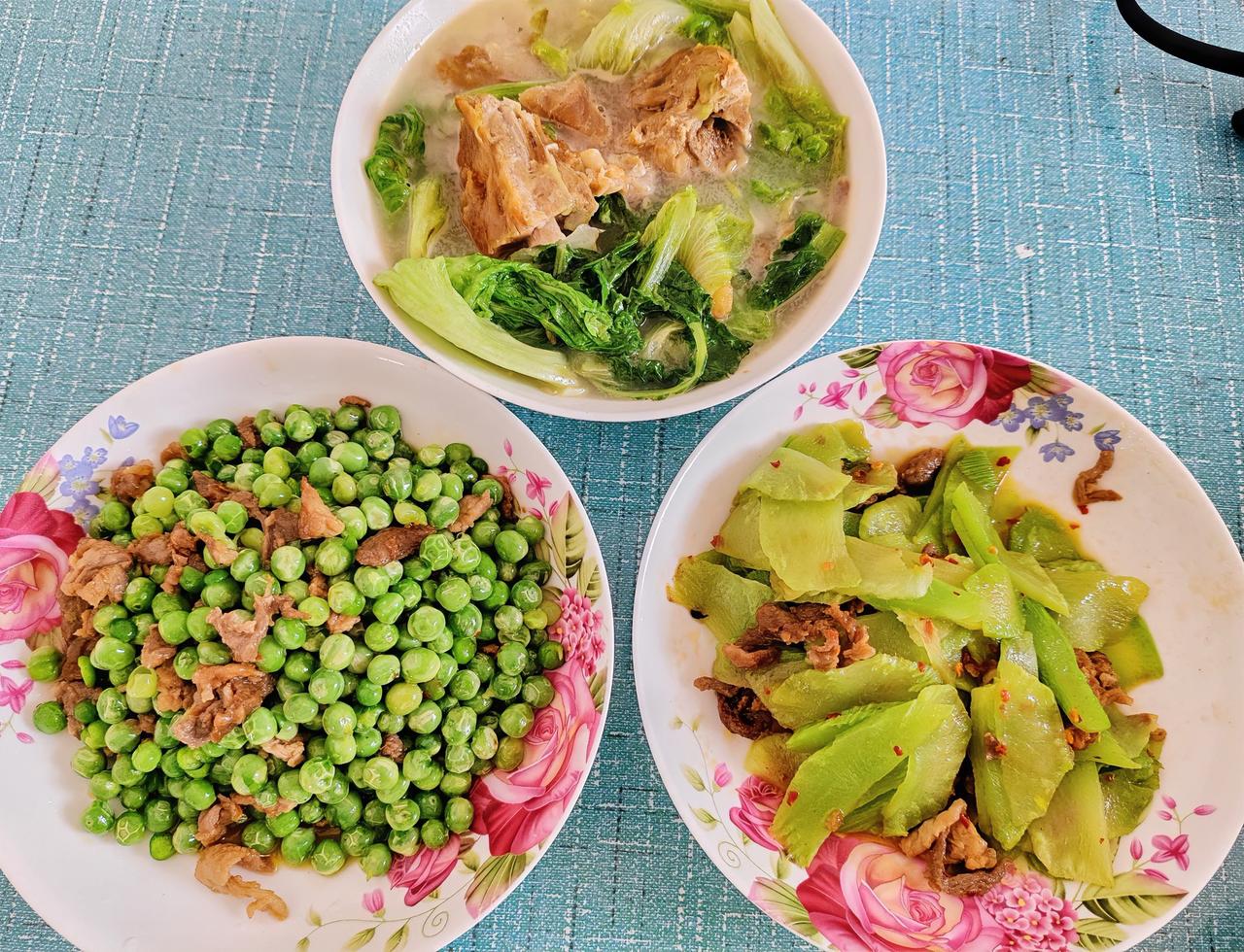 人到了一定的年龄，越来越喜欢简单。

身边好多人说，他们整天为做什么、吃什么发愁