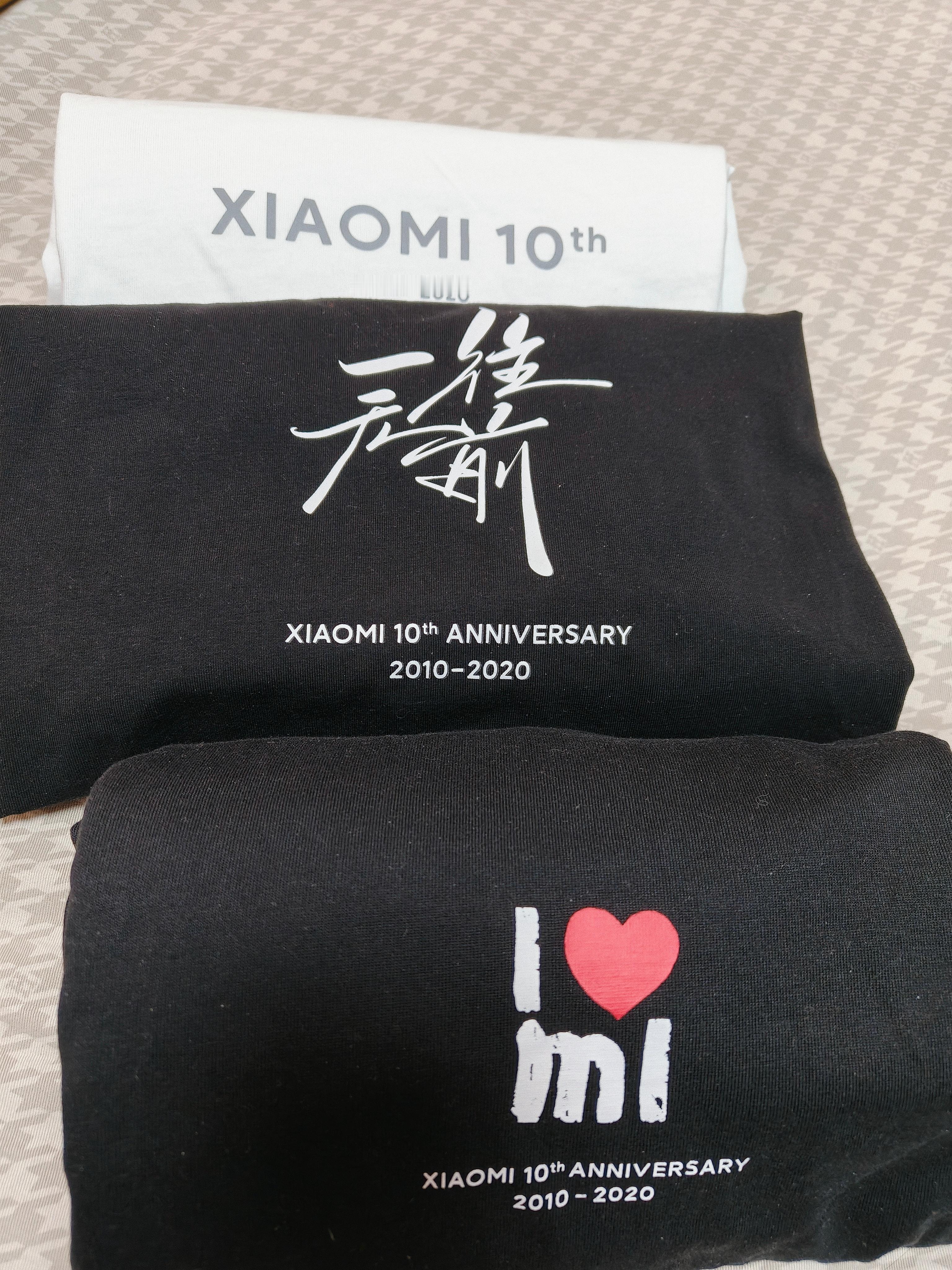 早上好！昨天收拾衣柜，找到了三件很有意义的衣服，是五年前小米集团十周年的纪念短袖