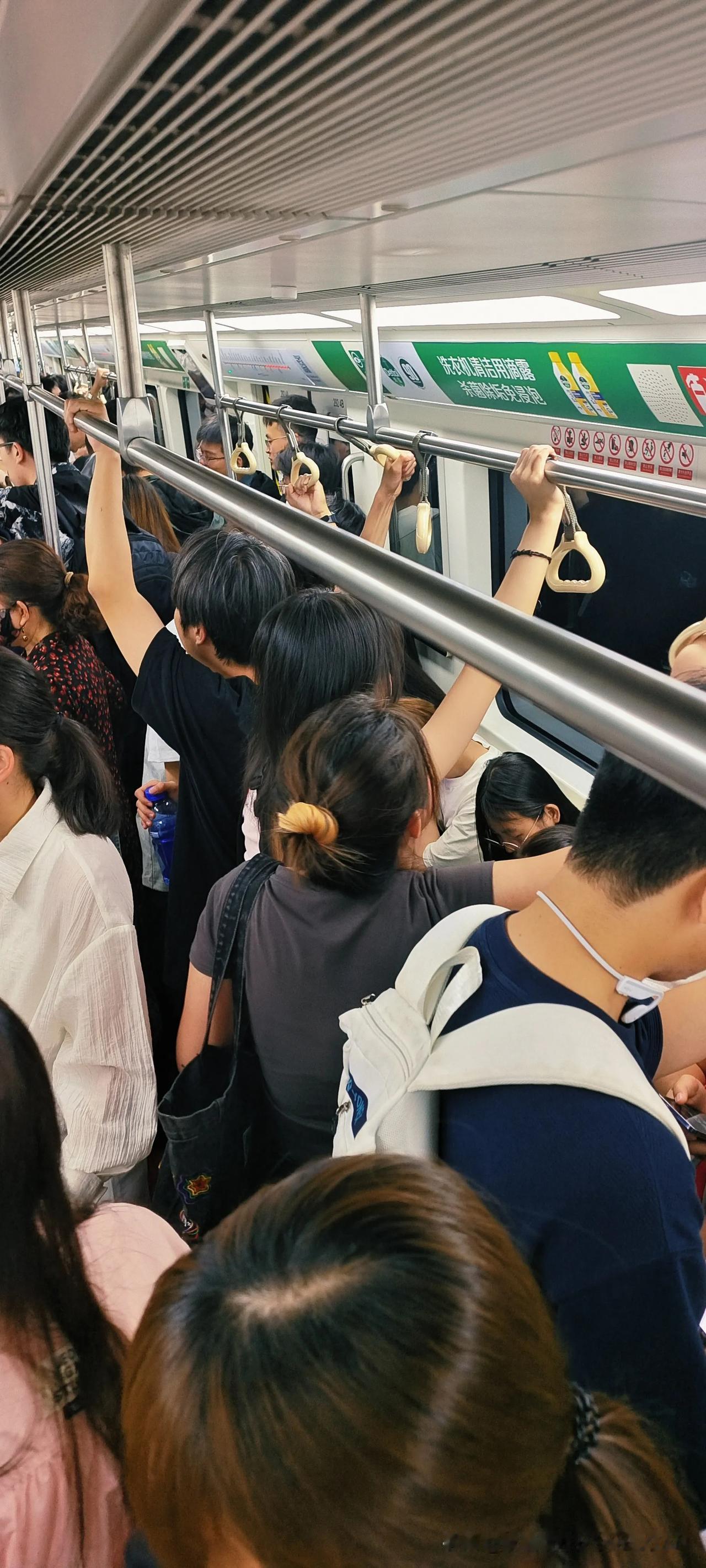 五一假期将开启，西安地铁预测，4 月 30 日 13 时起，将进入节前客流高峰期
