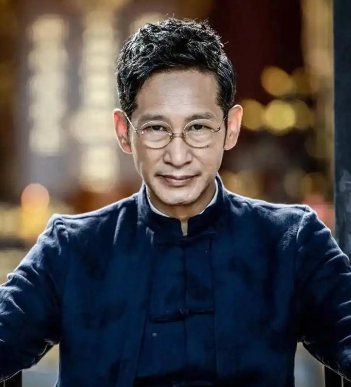 如王劲松一般的演员还有谁？
58岁的年纪，至今未婚，没有孩子，也没有女朋友，出门
