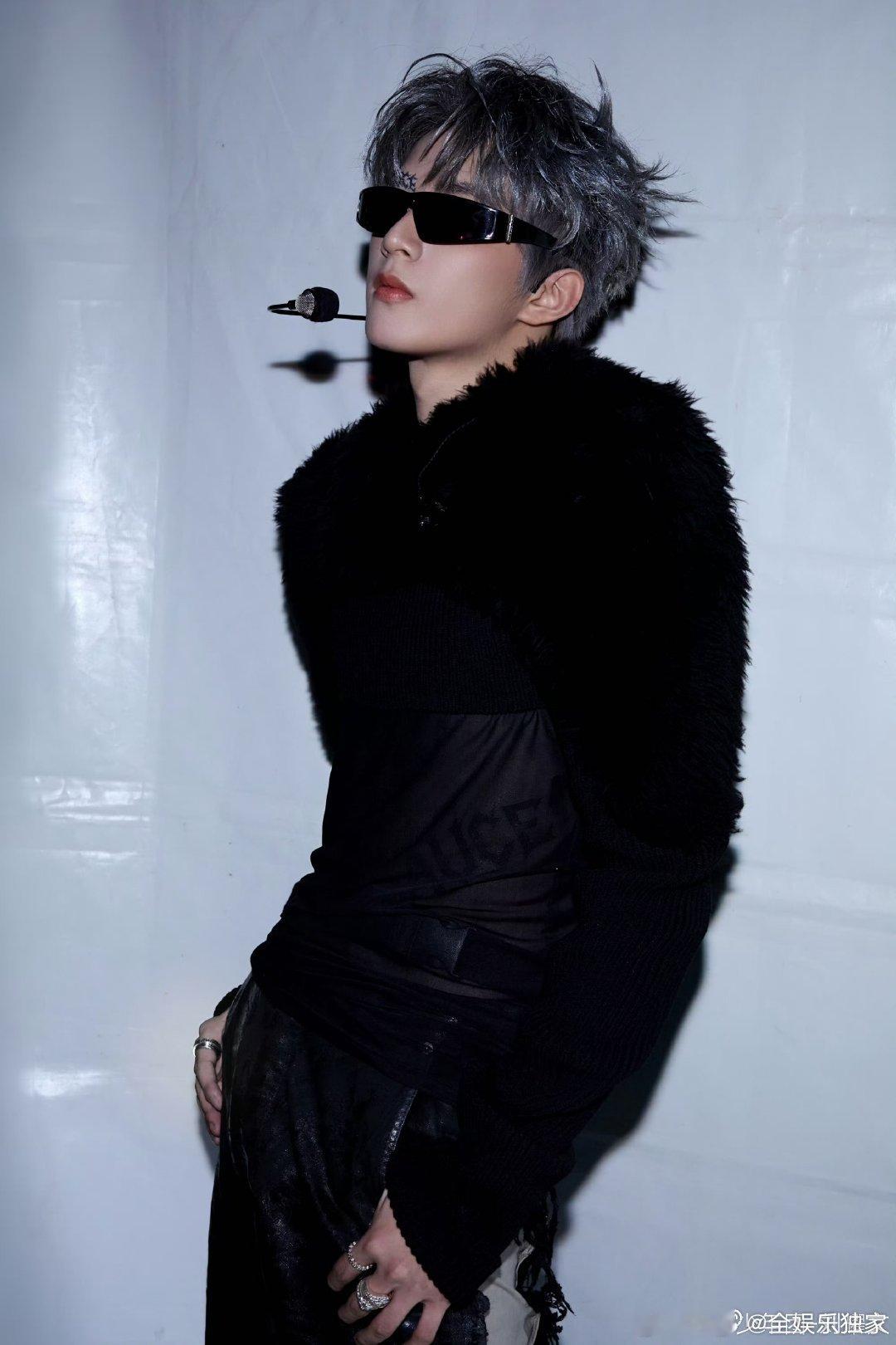 刘耀文因为怕痛不敢打耳洞 被狠狠戳中萌点！明明是酷拽少年，却有着怕痛的软萌属性，