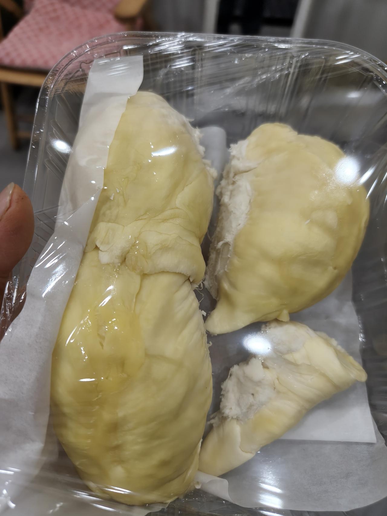 这是儿子给我买的榴莲！

我家的儿子非常的孝顺，他经常会给我大大的惊喜，这连续给