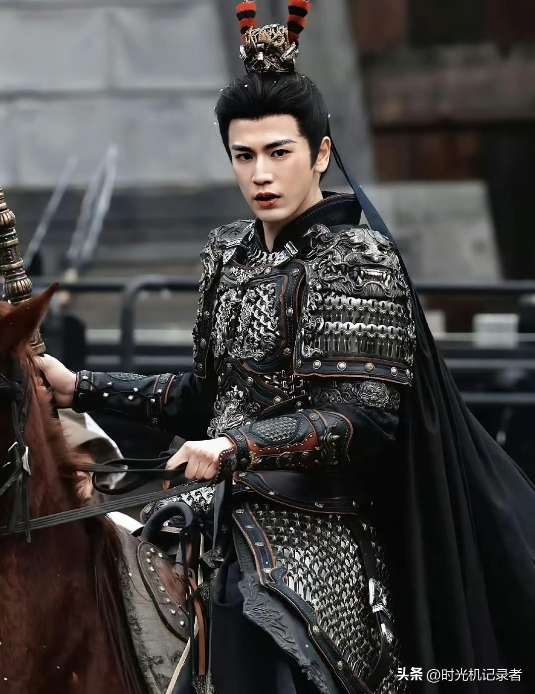 张凌赫怎么也没想到自己会被拿来对比，自己演的帅气侯爷，如今非要拿来和硬汉何润东，