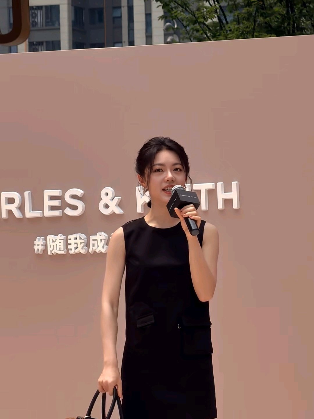 赵今麦楚听雨 zjm 赵今麦一念江南少女的征途是星辰大海，而非烟尘人间。赵今麦丨