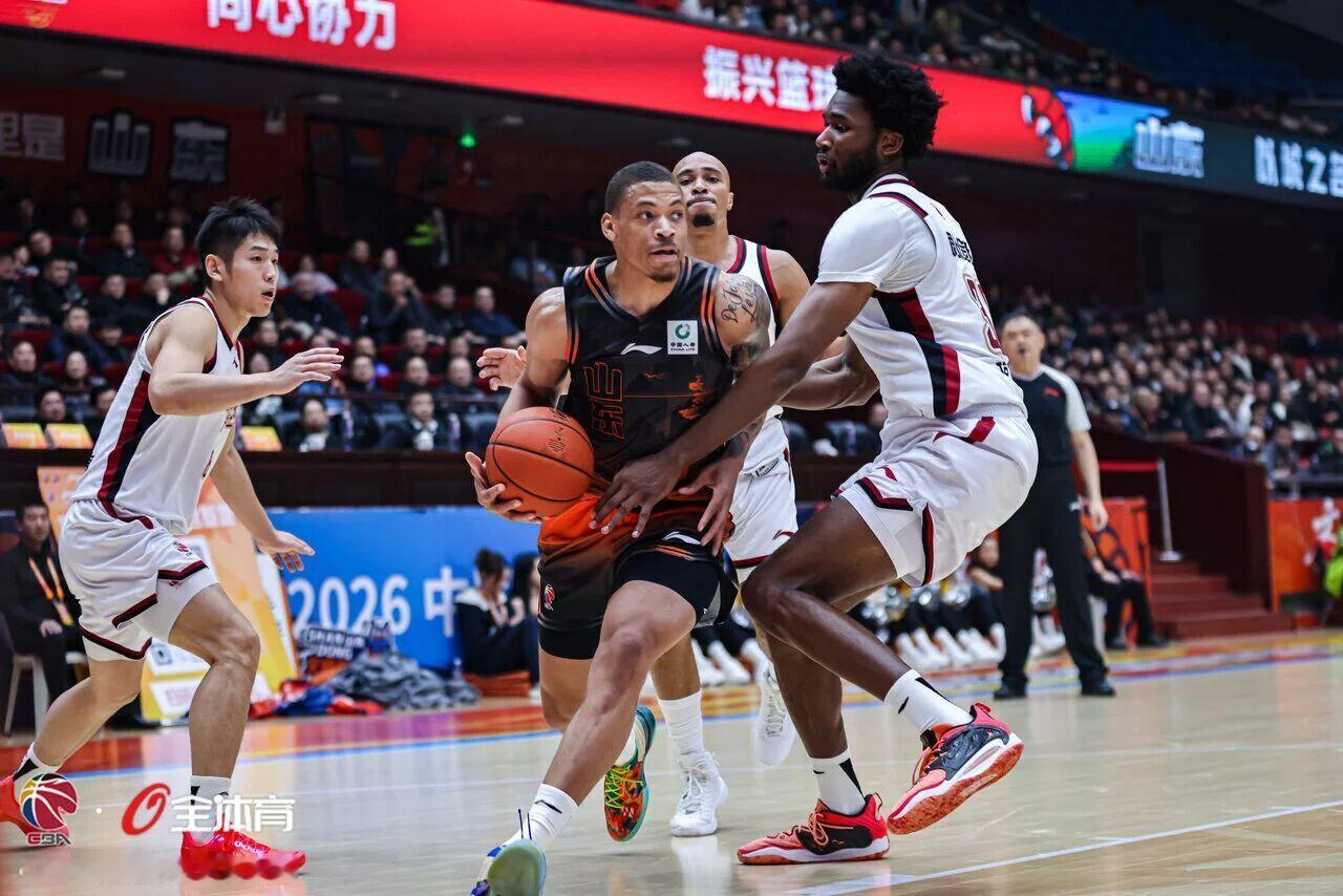 山东高速男篮昨天主场不敌浙江稠州，球队的攻防都没有打出特点，光上半场就落后对手2