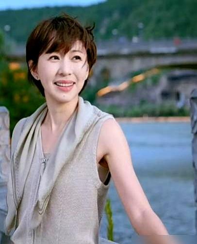 发现没？
有些人一旦扔掉那个光环满满的“铁饭碗”，整个人的气质简直像脱胎换骨，欧