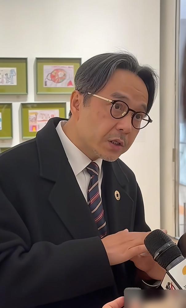 51岁的汪涵，嚼着槟榔穿着人字拖，彻底不装了。
 
以前是西装革履，字字珠玑，如