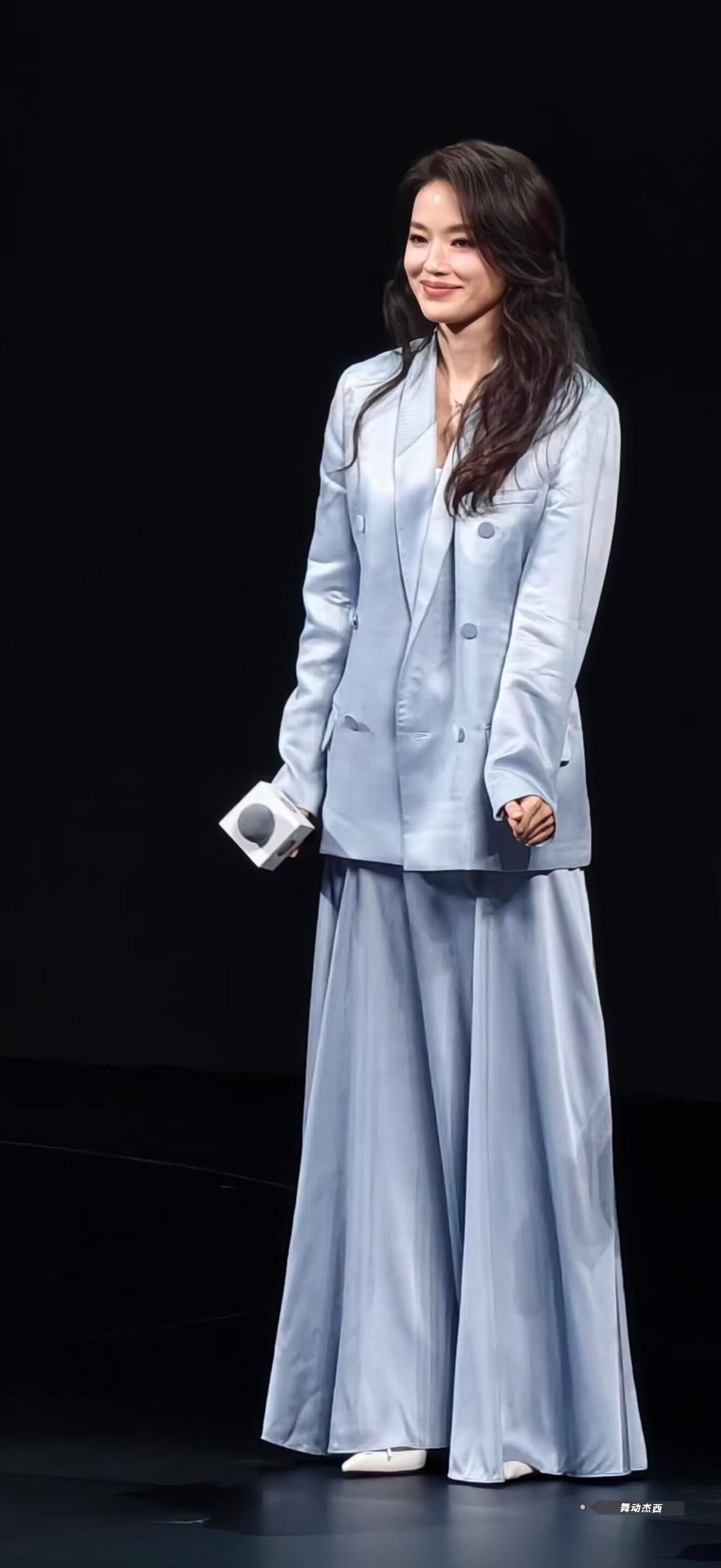 有人爆料，100W只为请舒淇吃饭。-中介费
3月20日，导演王晶爆料：90年代末