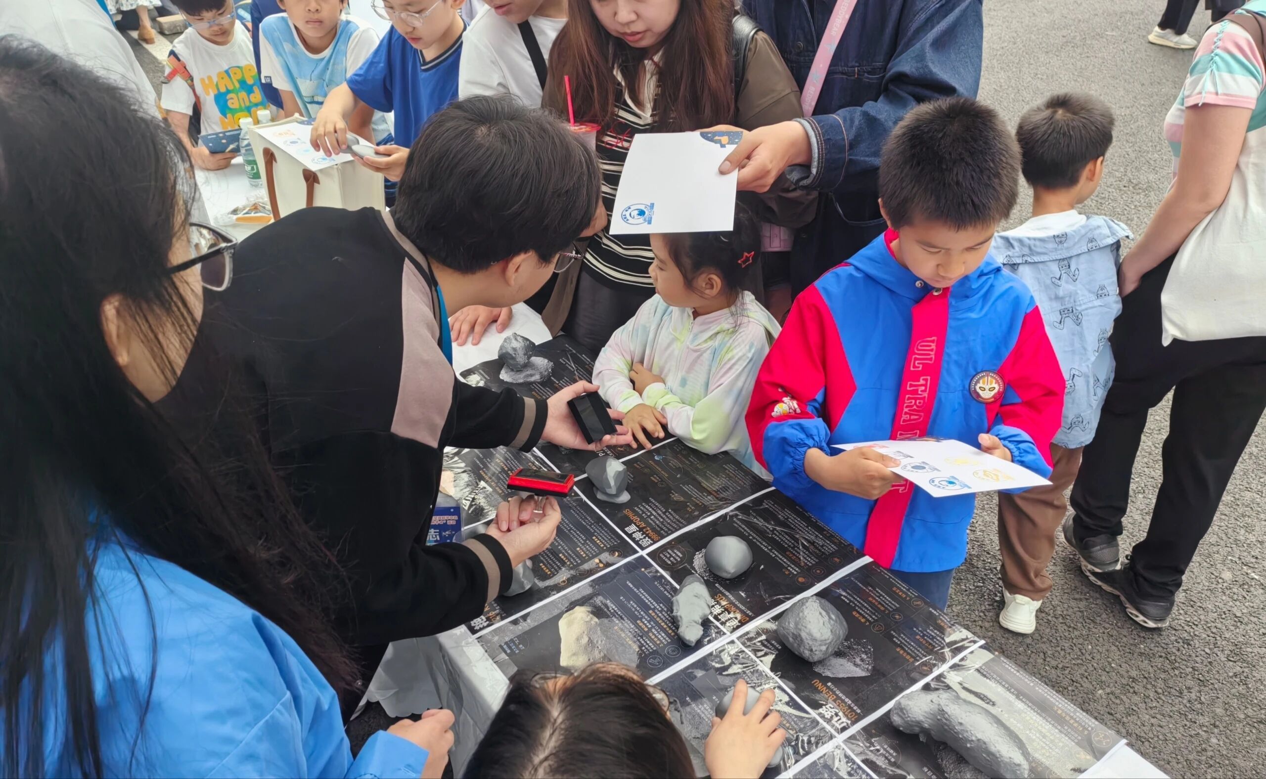 公众科学日 什么？小行星有这么多形状？！要是把它们混在一起，还真的好难分辨谁是谁