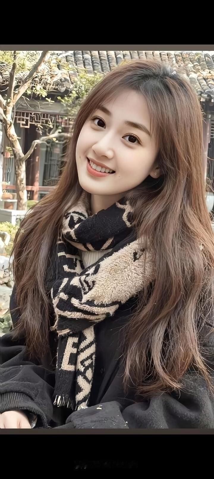 笑容甜美，长发飘逸，冬日里温暖的感觉。