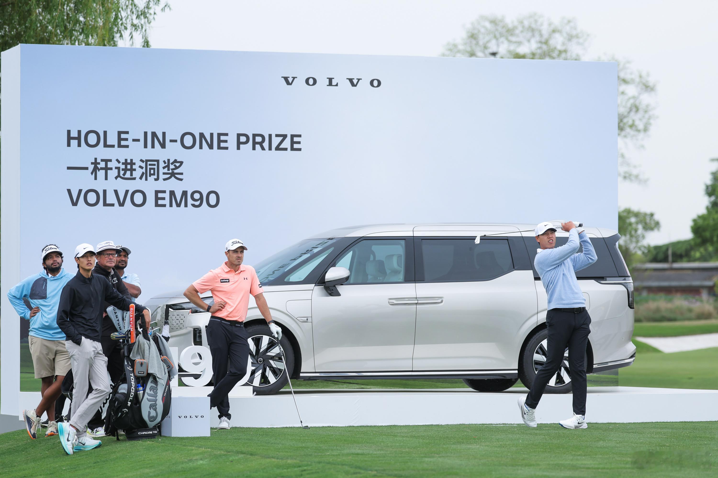 沃尔沃中国公开赛的神仙挥杆 第31届沃尔沃高尔夫中国公开赛昨天在上海开赛，中国球