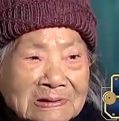 张选道，一位来自湖南株洲县的百岁老人，他的人生充满了传奇色彩。尽管岁月在他的脸上