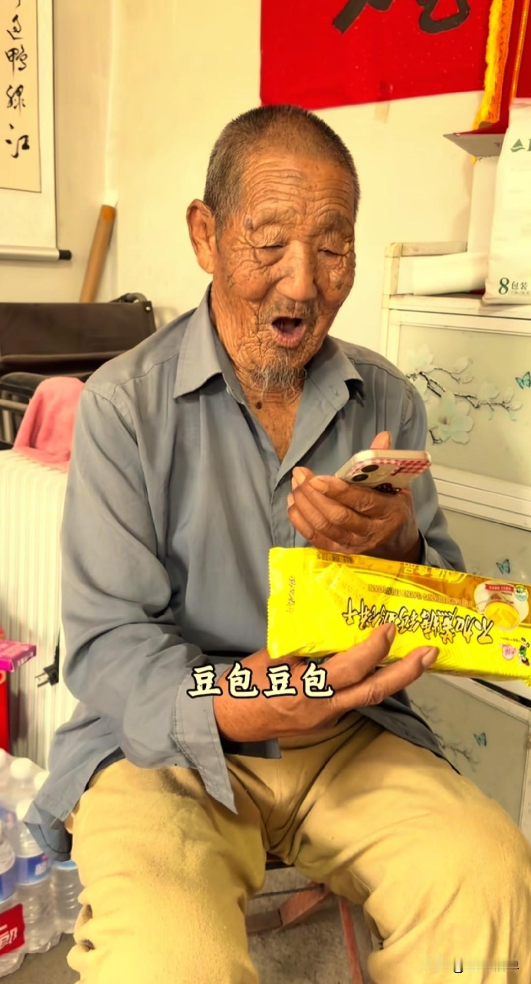 很难想象，曾经在上甘岭枪林弹雨之中舍命拼搏的志愿军老兵蹇兆增，如今坐在自家小院，