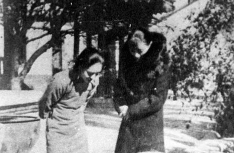 1938年1月，武汉。 
 
一个女人来到一具刚枪决的尸体前，跪下，哭了一场，把