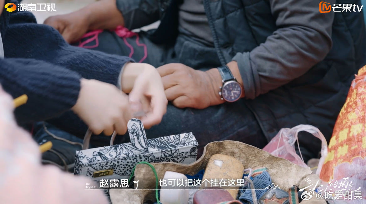 赵露思为手工爷爷送新工具盒 在赵露思的心中，爷爷的工具不仅是岁月的见证，更是承载