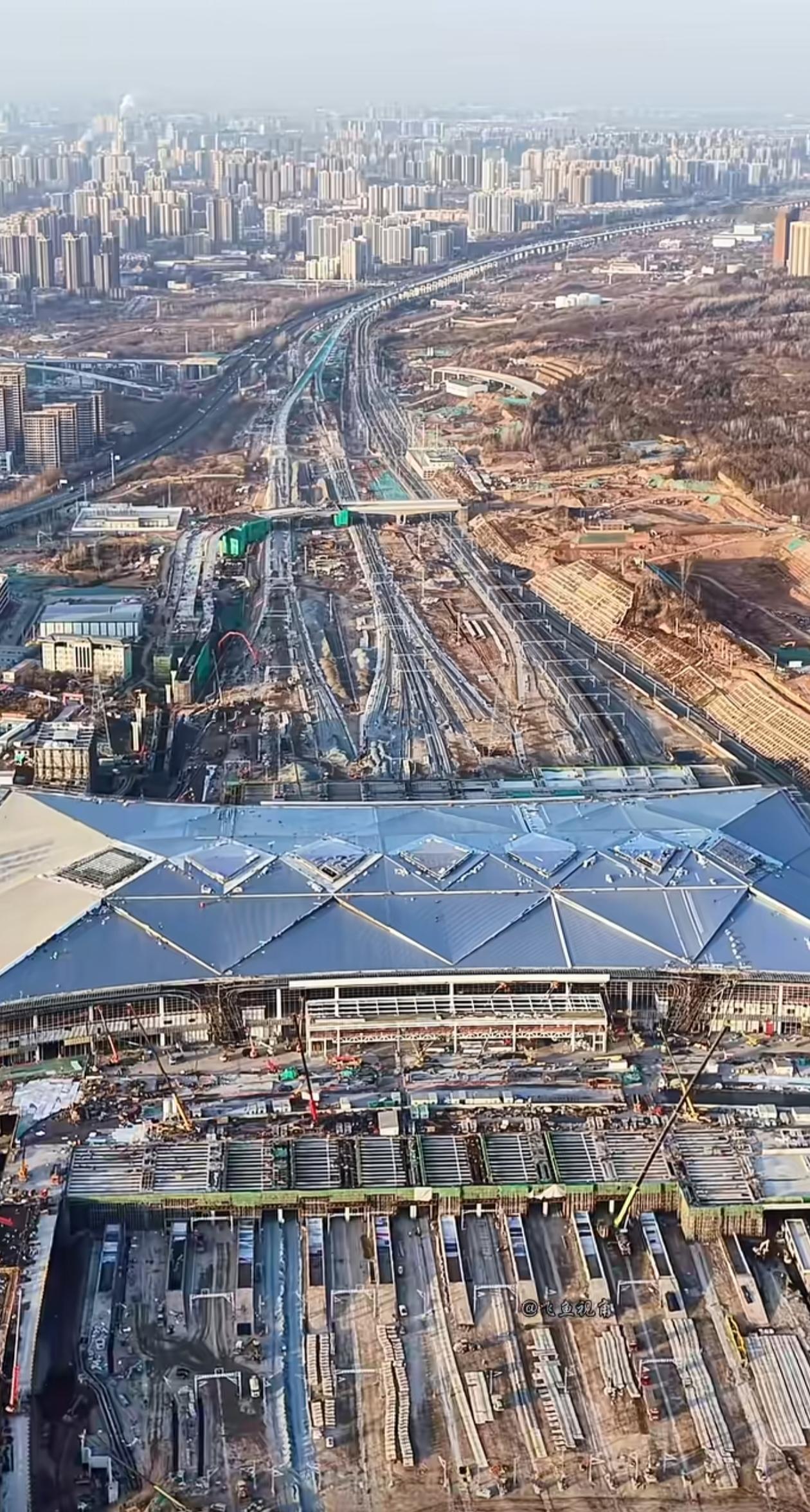 西安东站是有“靠山”的，这和其他站不同，西安的其他火车站都是在平原之中，而西安东