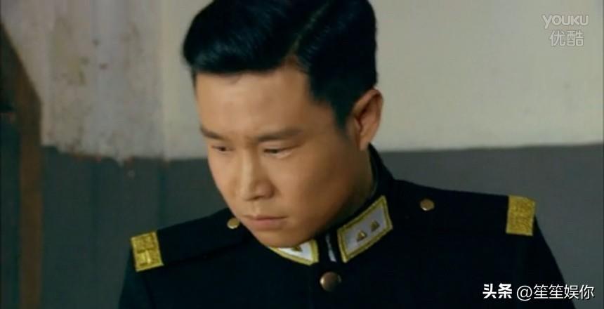 现在不少话剧、脱口秀喜剧演员跨界拍戏，但表演总显得浮于表面。小剧场与舞台表演习惯