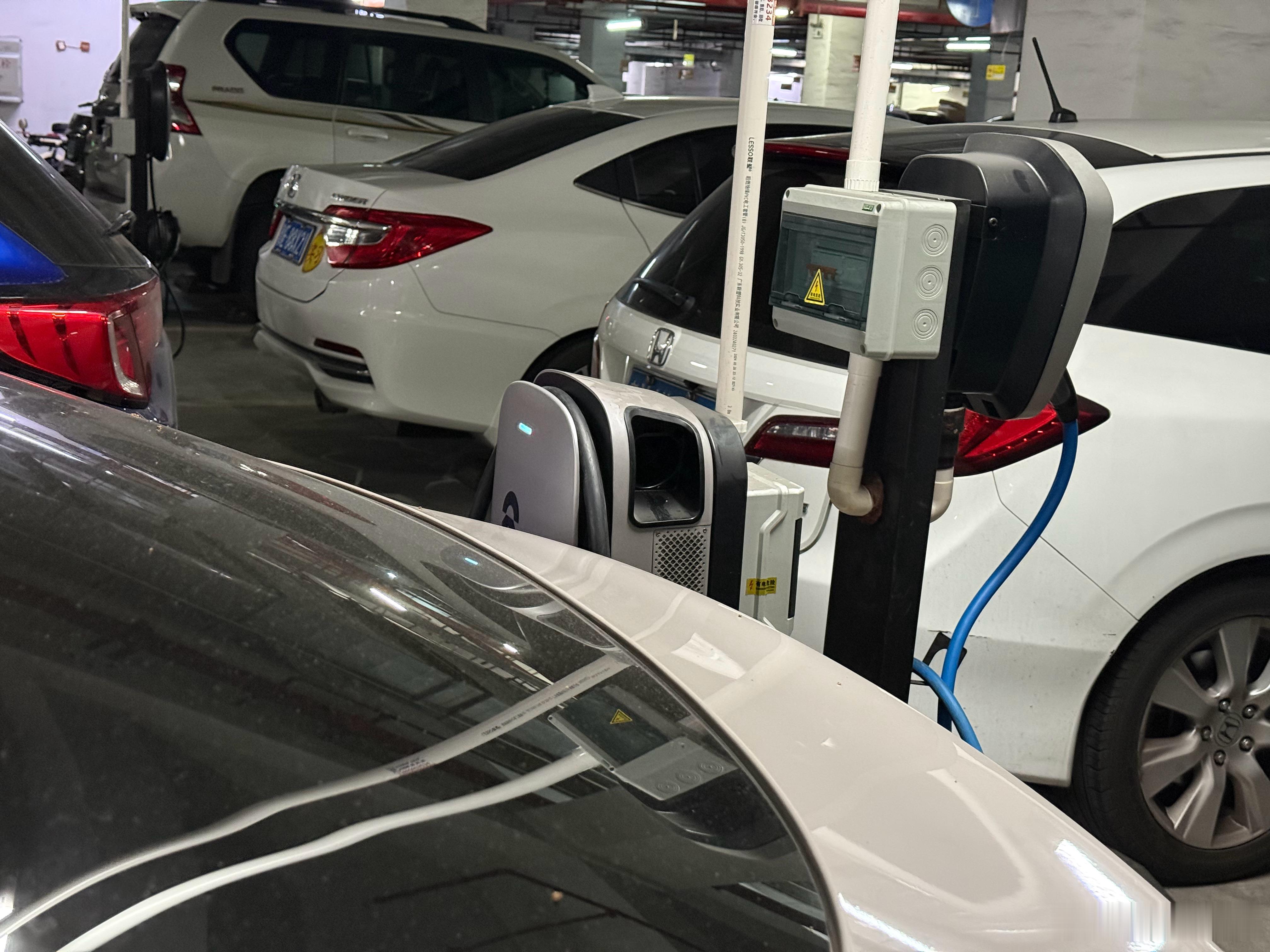 交流充电桩不挑车这一点太好了，否则遇到那种会自动休眠的车，你就只能半夜下来重新插