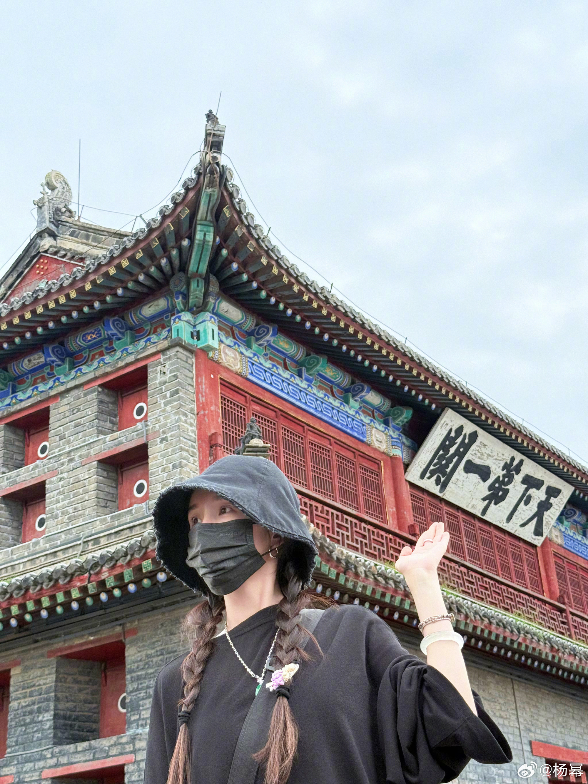 杨幂十月长假去游玩了！大幂幂跟普通人一样拍照打卡呢[憧憬][憧憬][憧憬] ​​