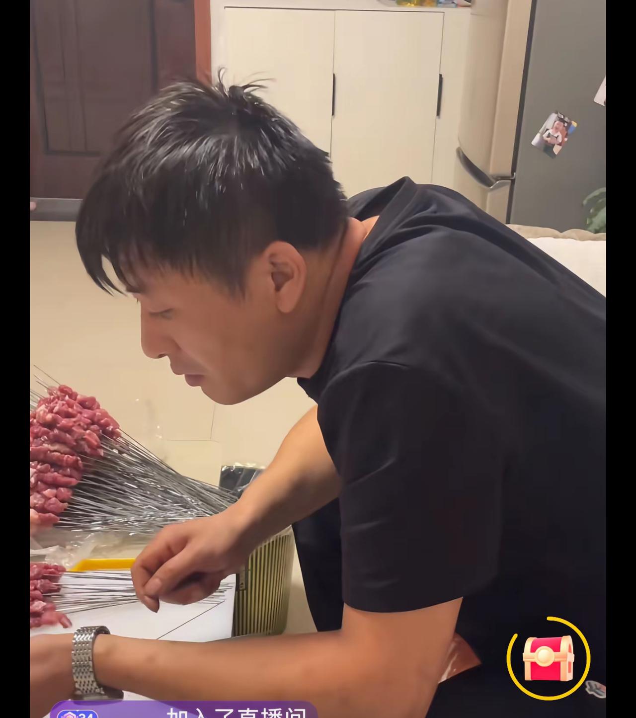 最近一位烧烤摊主因为形似张雪峰走红网络，烧烤摊被围的水泄不通，大家都拿着手机拍照
