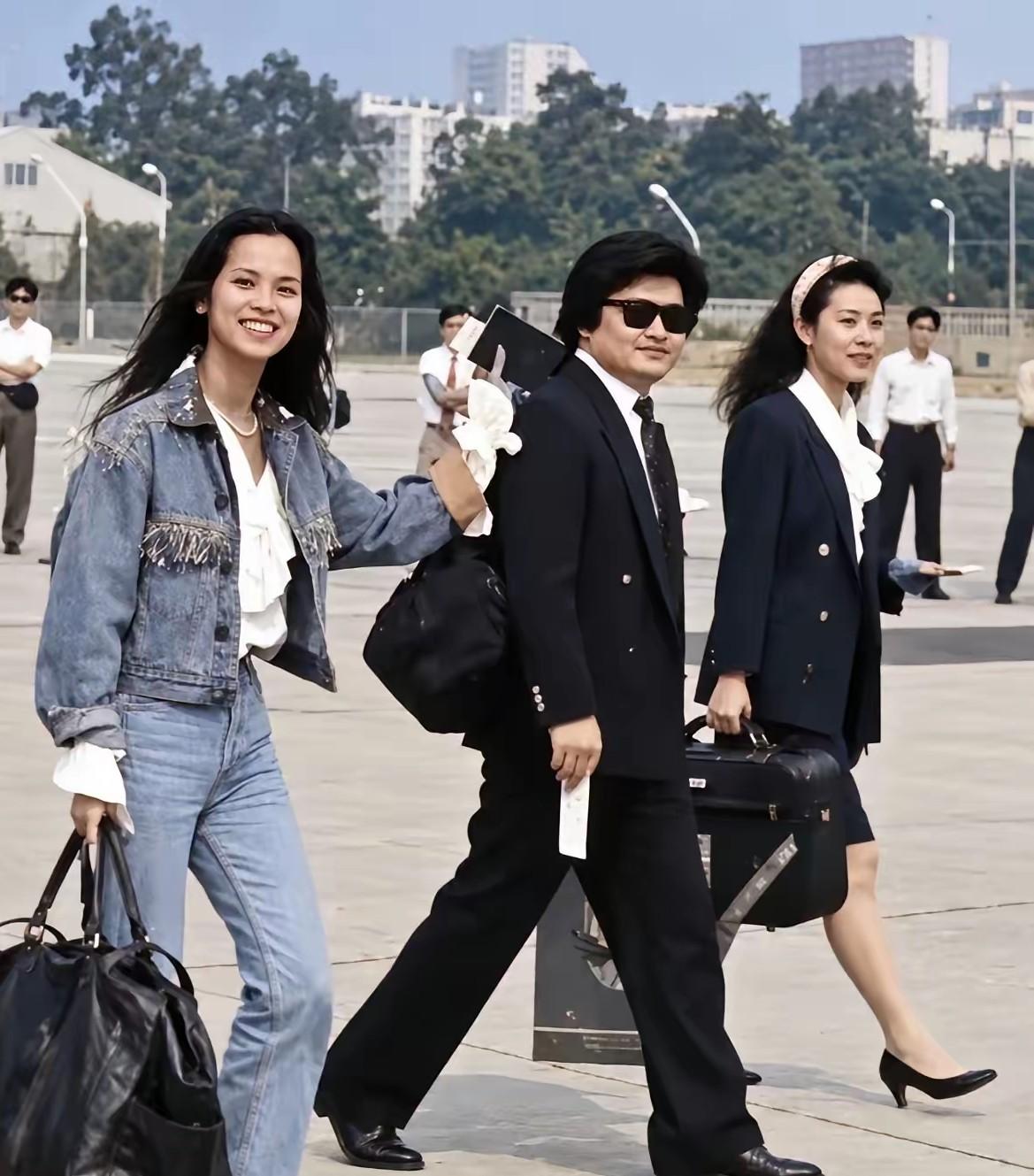 1990年的刘欢和韦唯，那时的他们都很年轻，还不到30岁。走起路来意气风发的样子