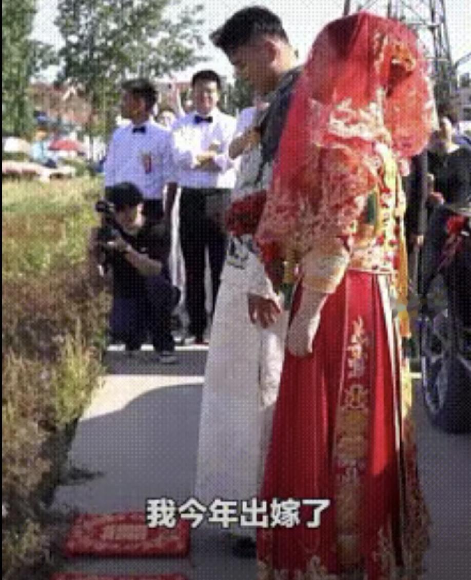 山东济宁，一女子出嫁当天，来到母亲的墓地磕头，抬头的瞬间，盖头滑落在地，女子觉得