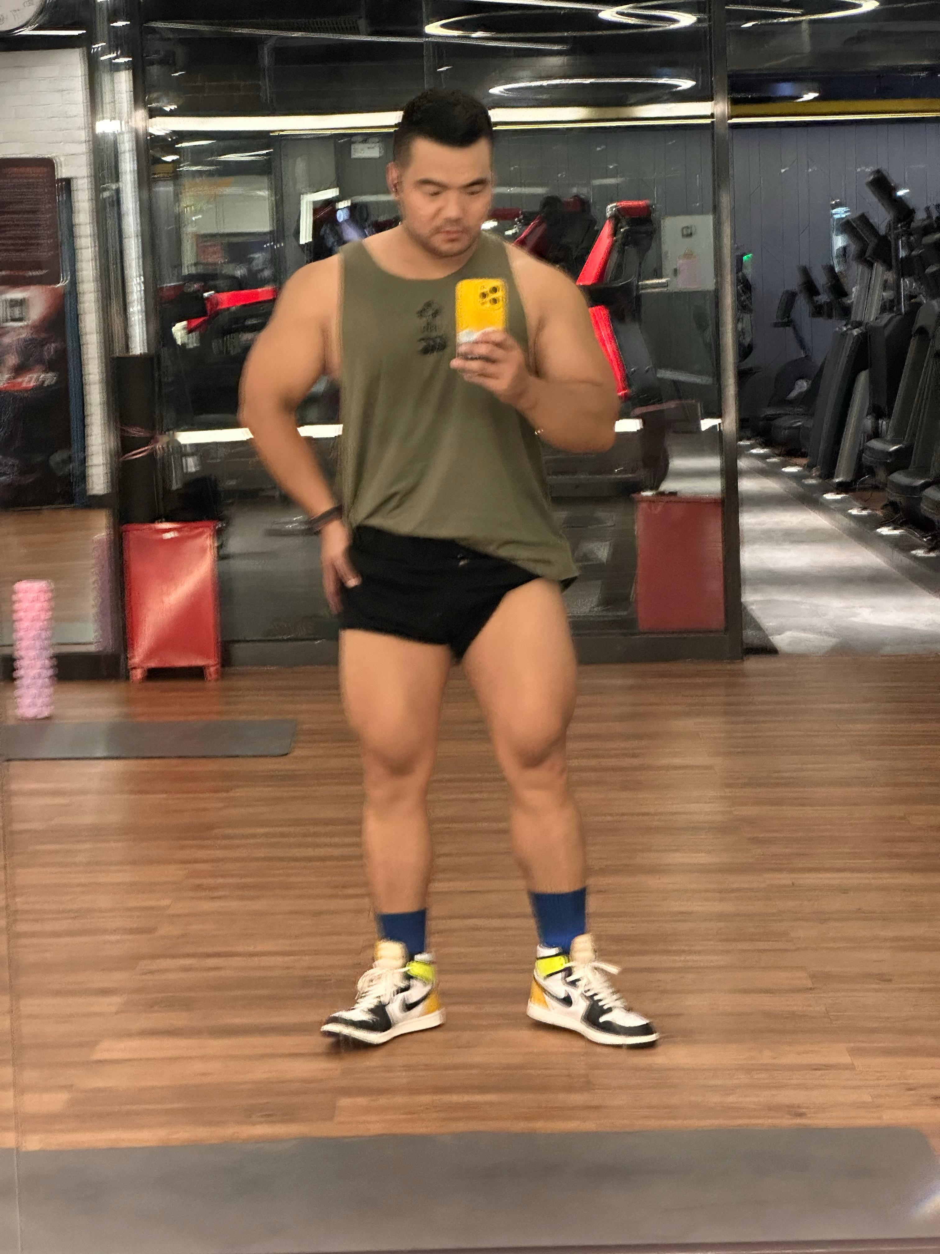 饿晕了卧槽，等下练腿 