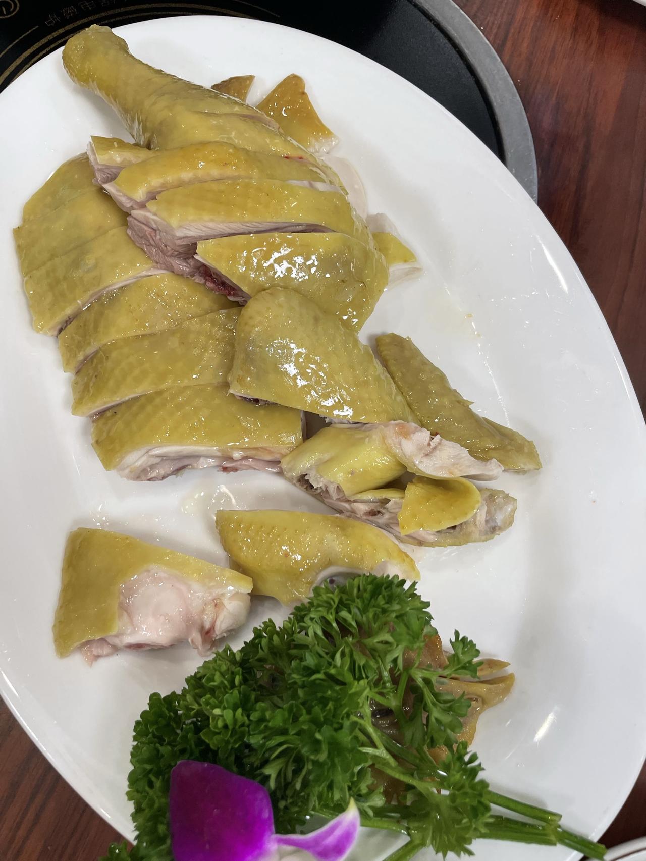 蓝瓷盘中盛珍馐，绿意盎然映佳肴。好吃就好吃，但是就比较贵，这个鸡就需要80块钱！
