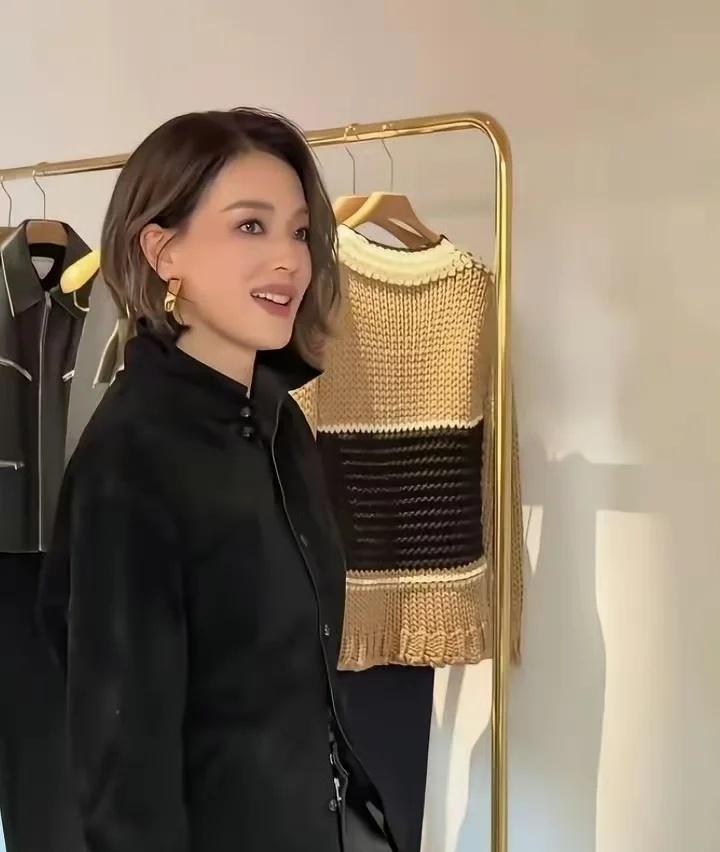 哇塞，舒淇剪短头发了
这是我第一次看她剪短发，很漂亮啊。她真的是50岁了，重回顶