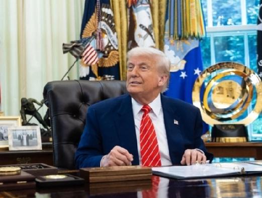 特朗普这波操作真是让人摸不着头脑。之前一直坚称关税是外国付的，可最近居然承认美国