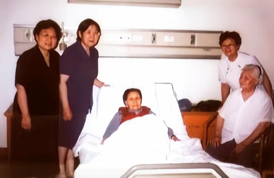 李敏随彭儒一起去看望老红军刘英，她是贺子珍的老战友。

毛主席在世时，常常叮嘱家