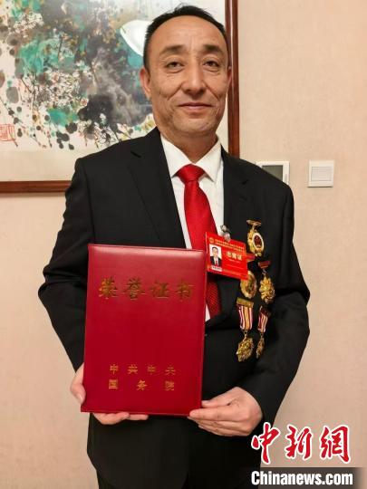 多年坚守 新疆沙漠边缘“种出”富民石榴产业