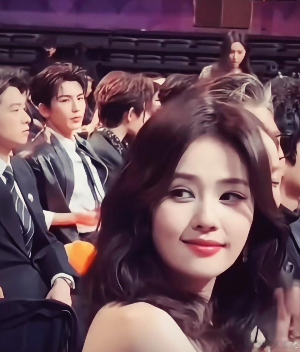 其实，上个活动张凌赫也在偷偷看对方白鹿合作过的男演员中只有许凯和张凌赫变成了陌生