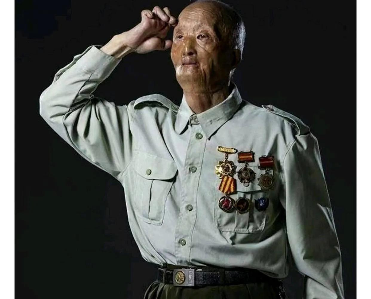这才是我们该追的星！
他18岁参军！
他曾参加过抗美援朝第一、二、三、四次战役！
