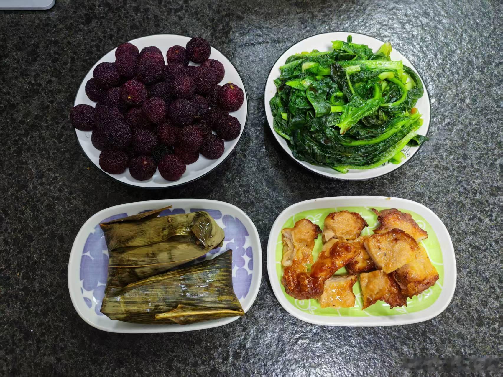 晚上蒸了2个粽子，喊江哥吃饭。江哥过来检查了一遍晚饭，说：“我正想提醒你今天要吃