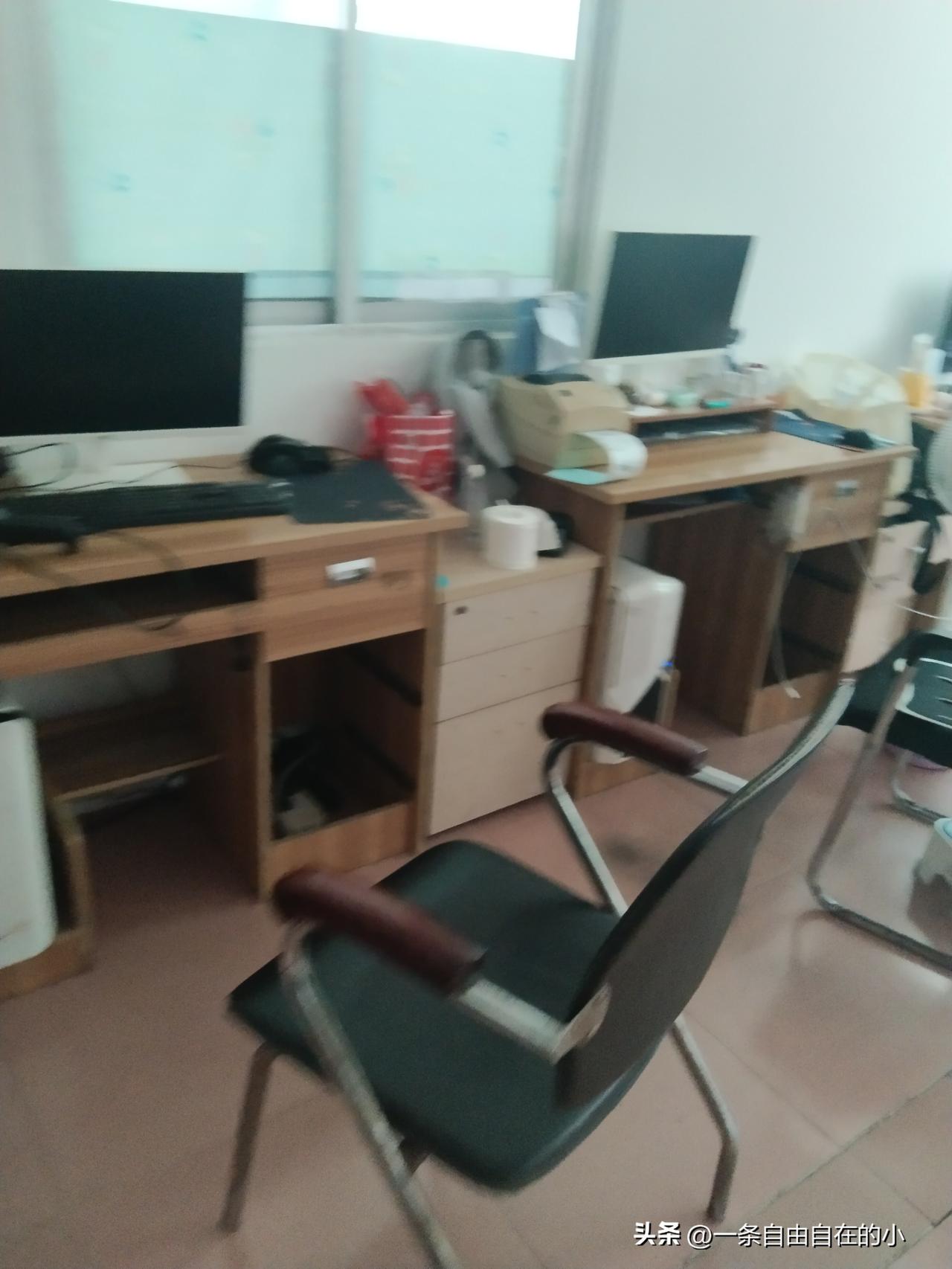 平平淡淡的上班日常，这间不大的办公室，藏着我日复一日的忙碌。一排排木质办公桌整齐