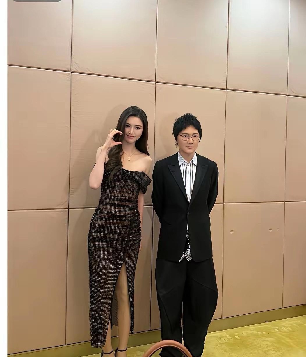 这居然是孙楠，五十多岁的他看起来像三十几岁，他是变瘦后有了少年感，不知道的还以为