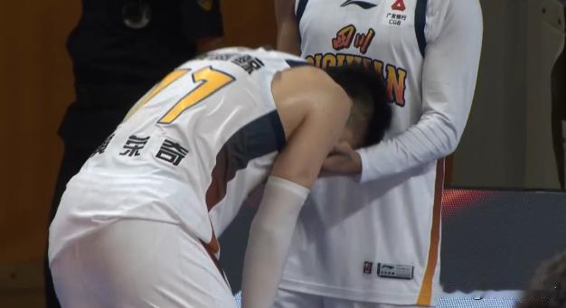 黄荣奇道歉认错！
今天下午，四川男篮96：98输给福建男篮！对于球队季前赛的首场