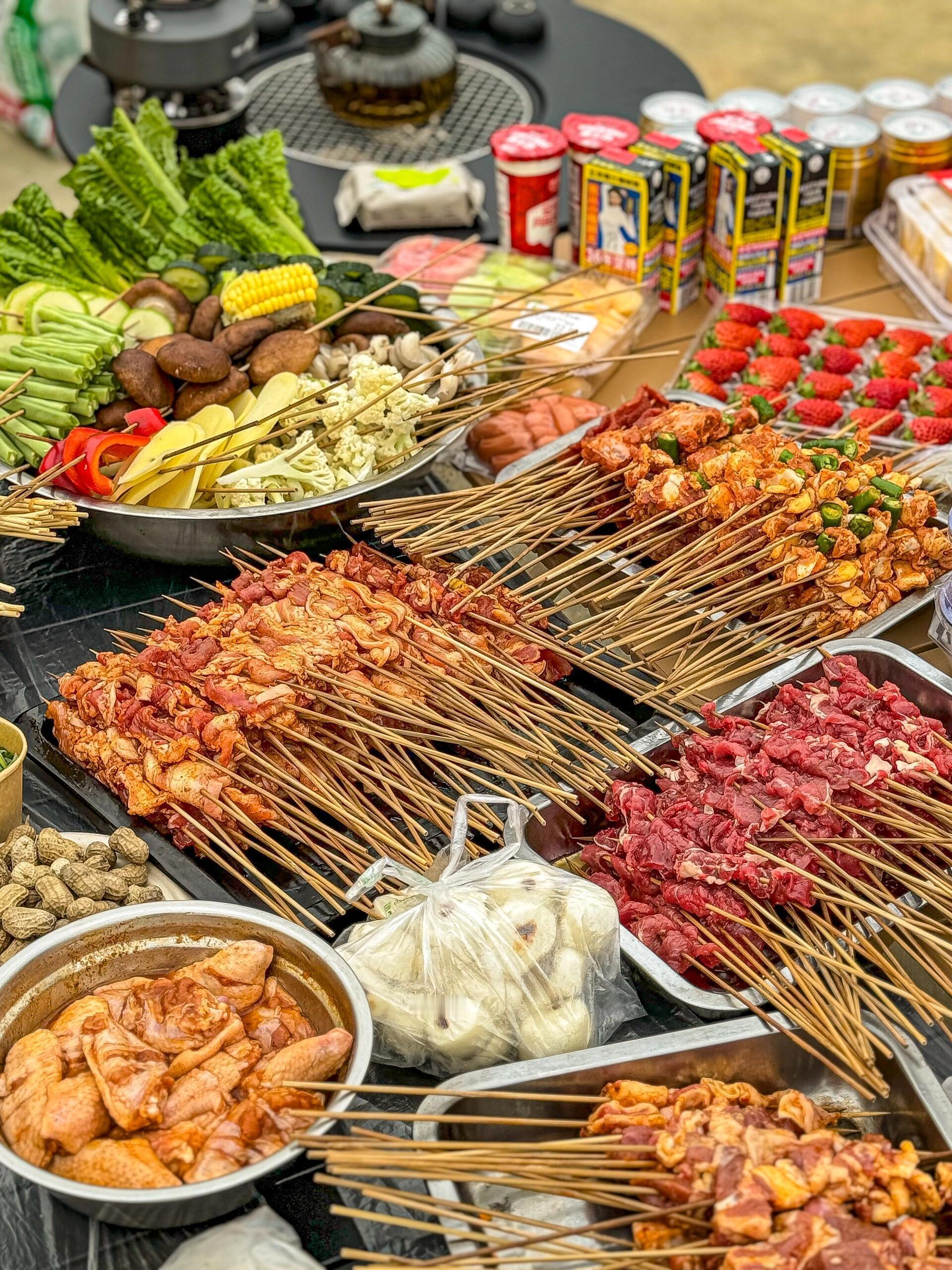 谁能解释夏天爱吃烧烤的现象自己做的烧烤可以出摊了吧自己买菜自己串菜虽然很辛苦但是